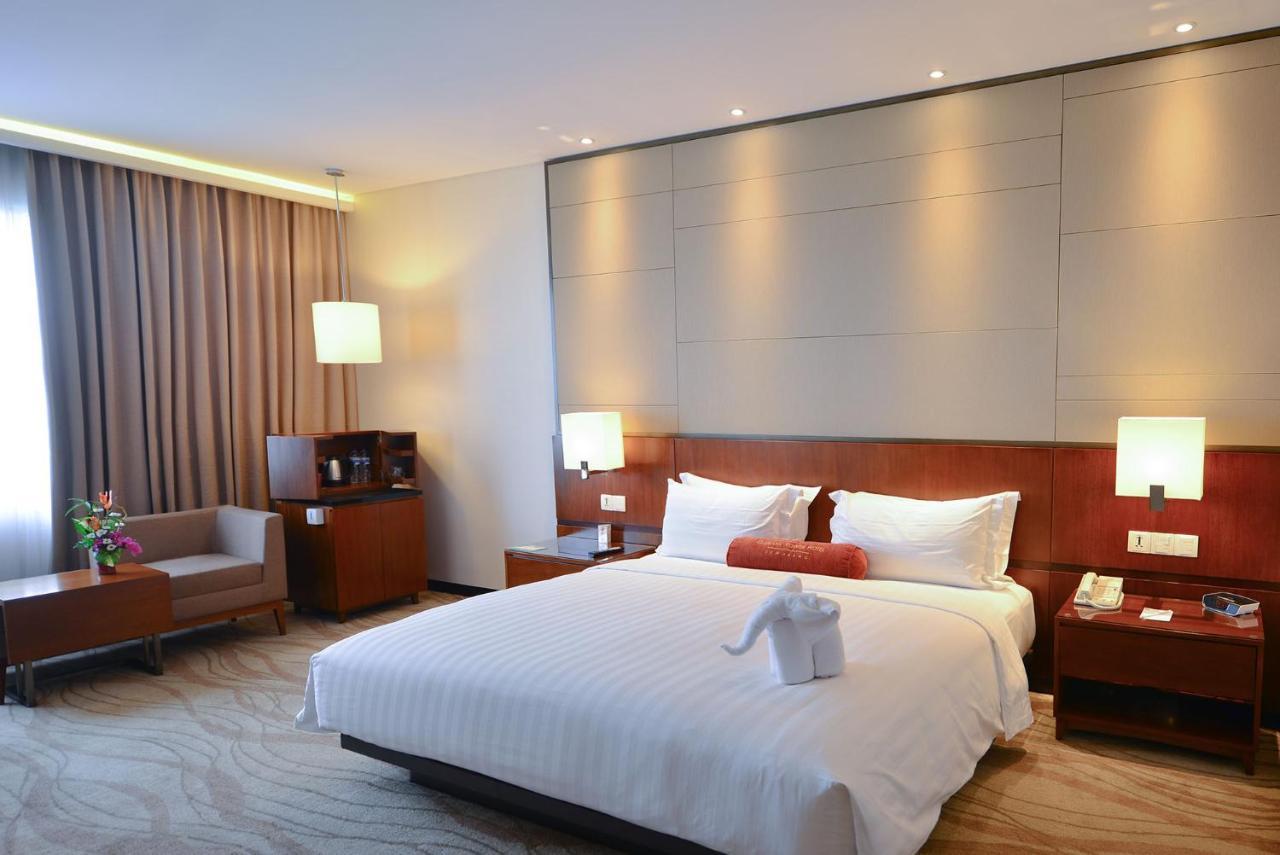 Gumaya Tower Hotel Semarang Exterior foto