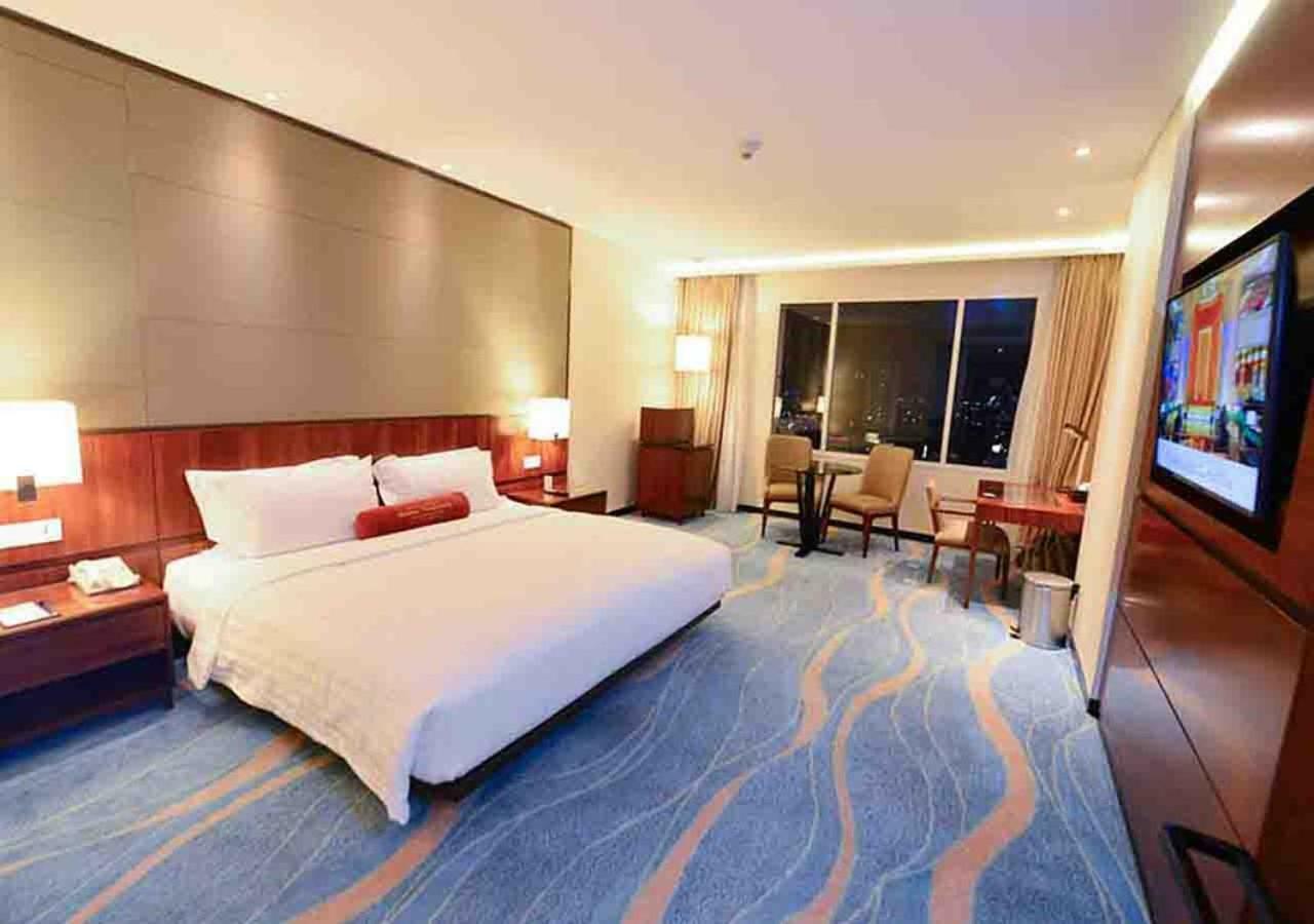 Gumaya Tower Hotel Semarang Exterior foto